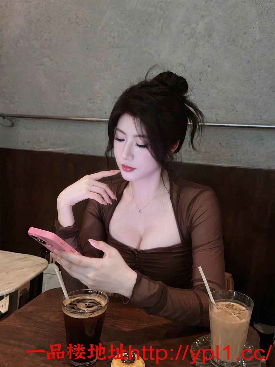 少妇兼直上粉下嫩水多一线天馒头穴