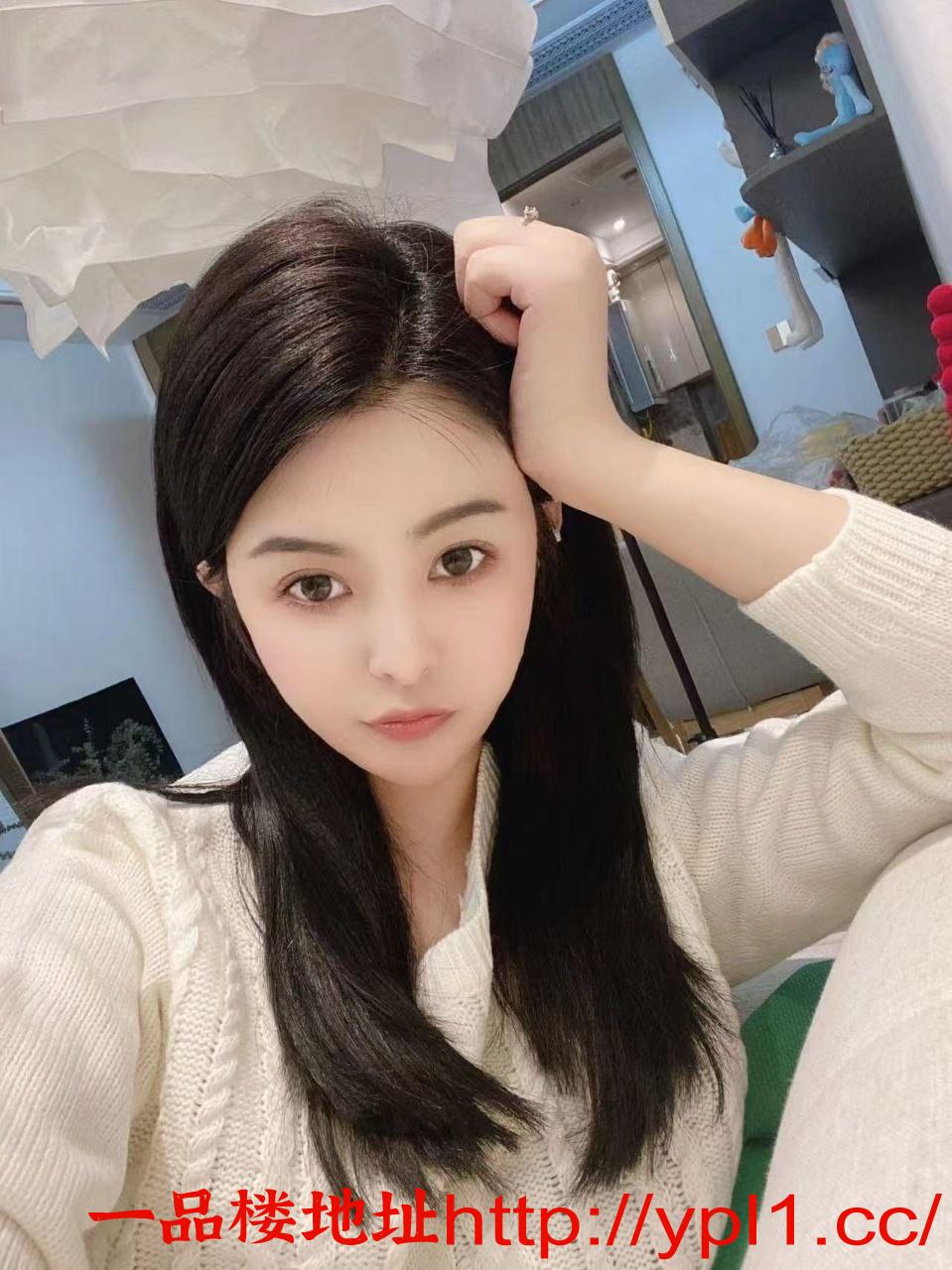 梨型身材，大屁股，皮肤白嫩，声音好听，胸大且型好看，敏感，奶头一摸就能让老师呻吟。