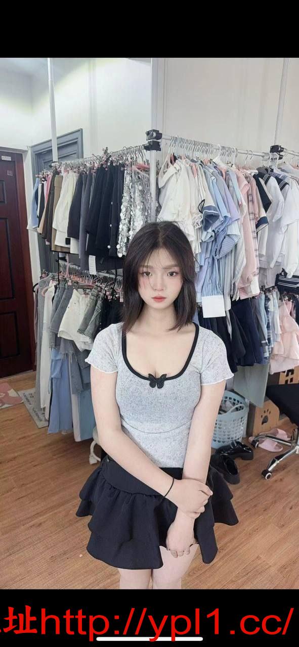 清纯新人嫩妹！短裙一线天小穴