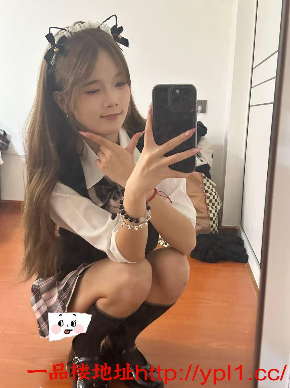 【上海】jk少女馒头逼，粉逼多水，年纪不大活不错（可内射有体检）