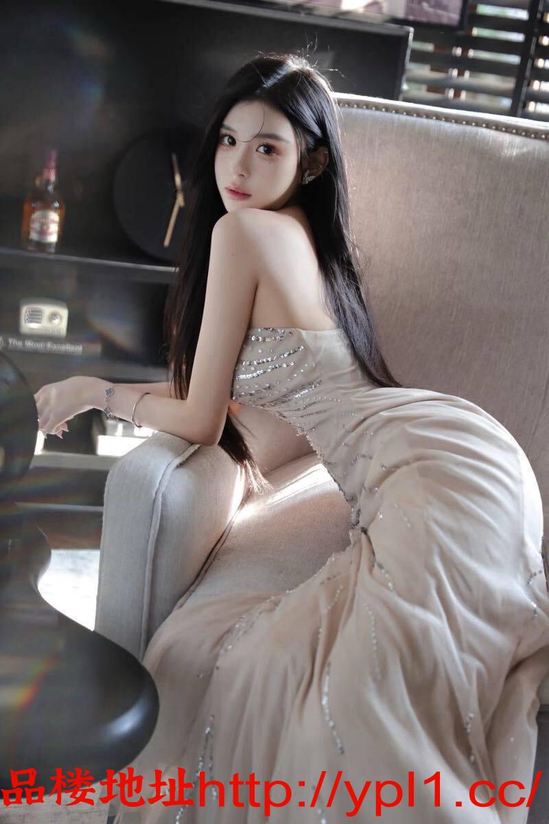 传媒学院刚毕业大学生身材丰满大长腿御姐型骚逼超粉嫩配合各种高难度动作高潮会喷水床单湿完自带公寓