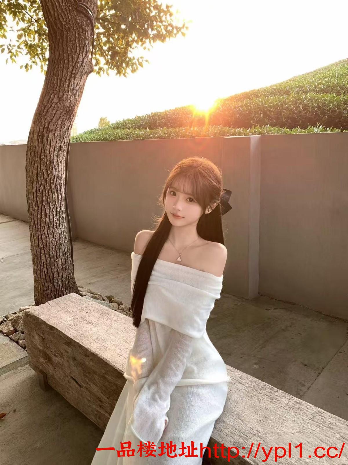 翘臀粉嫩水多的清纯甜妹