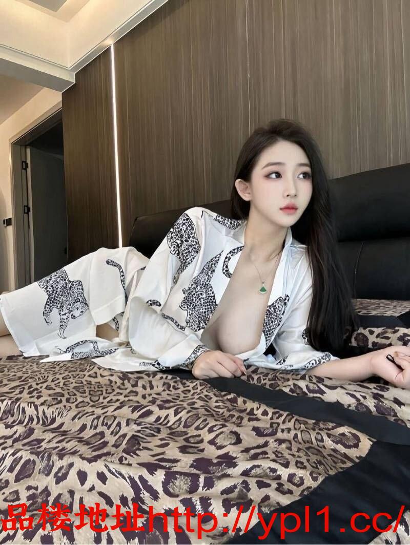 分享新下海的英语老师:上下粉嫩，清纯可人，丝袜玉足，技艺深入极致，环境安全私密，望君调教，价格优惠【有公寓可无套内射】有体检报告