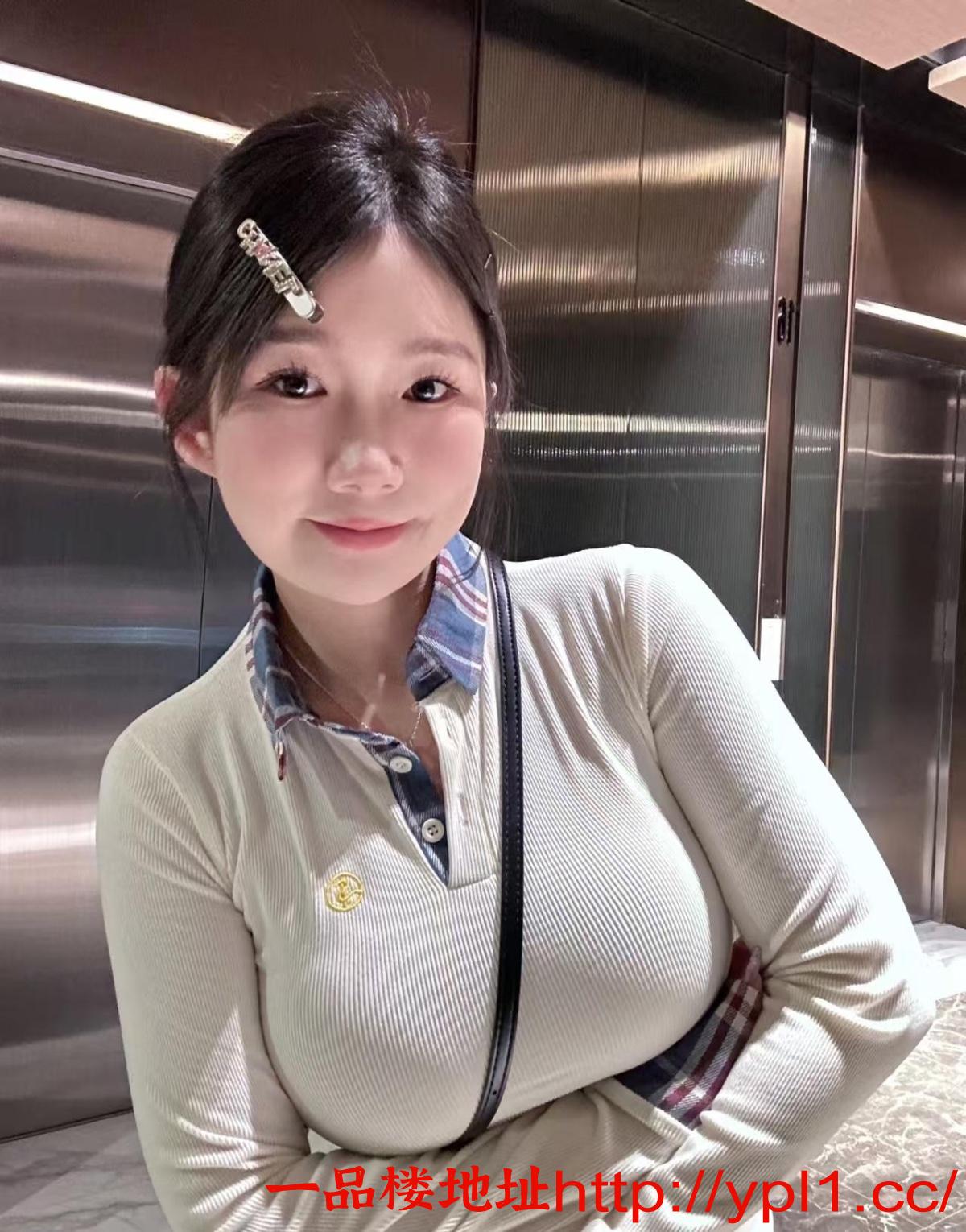 性感大乃白领衣服都要撑爆了