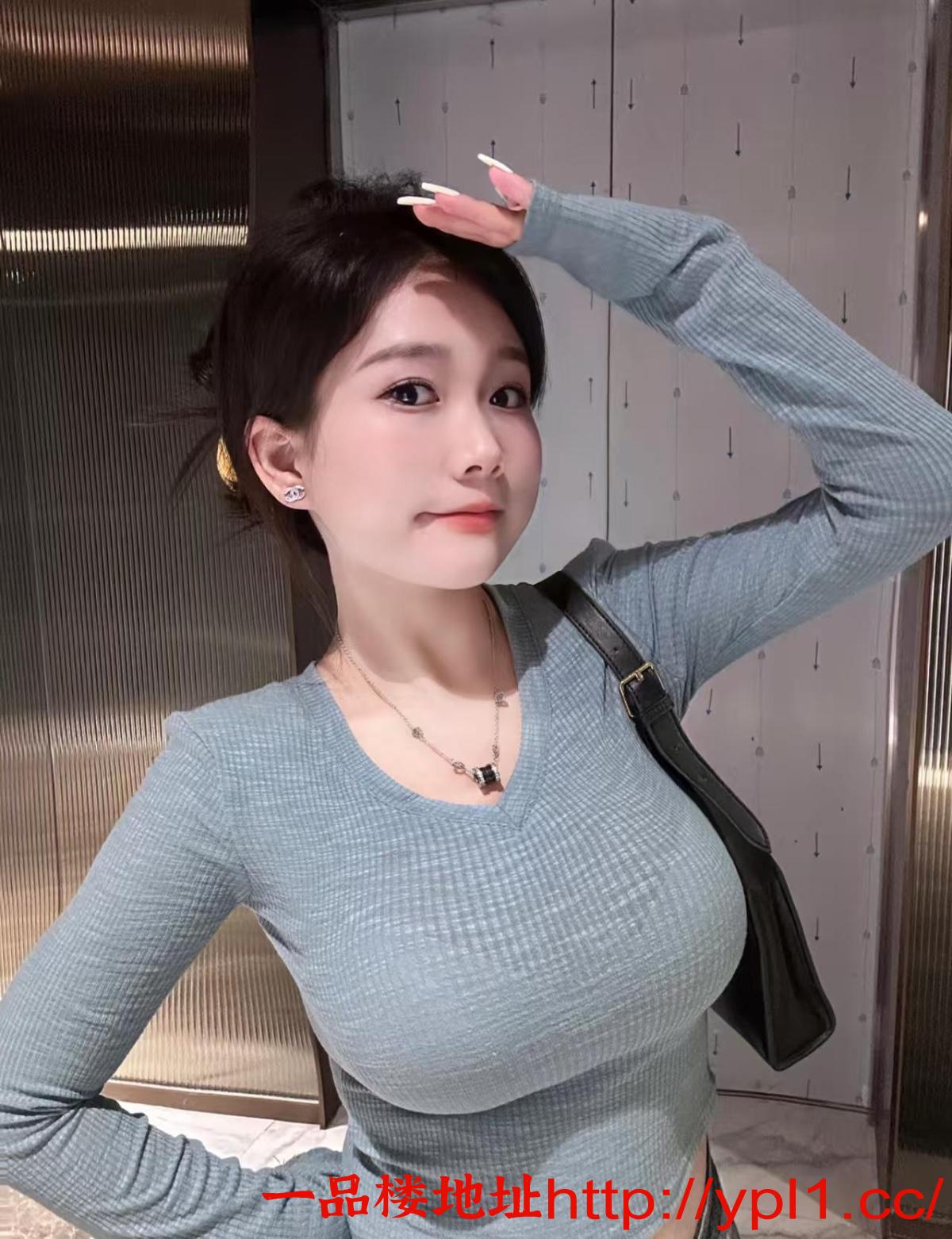 性感大乃白领衣服都要撑爆了