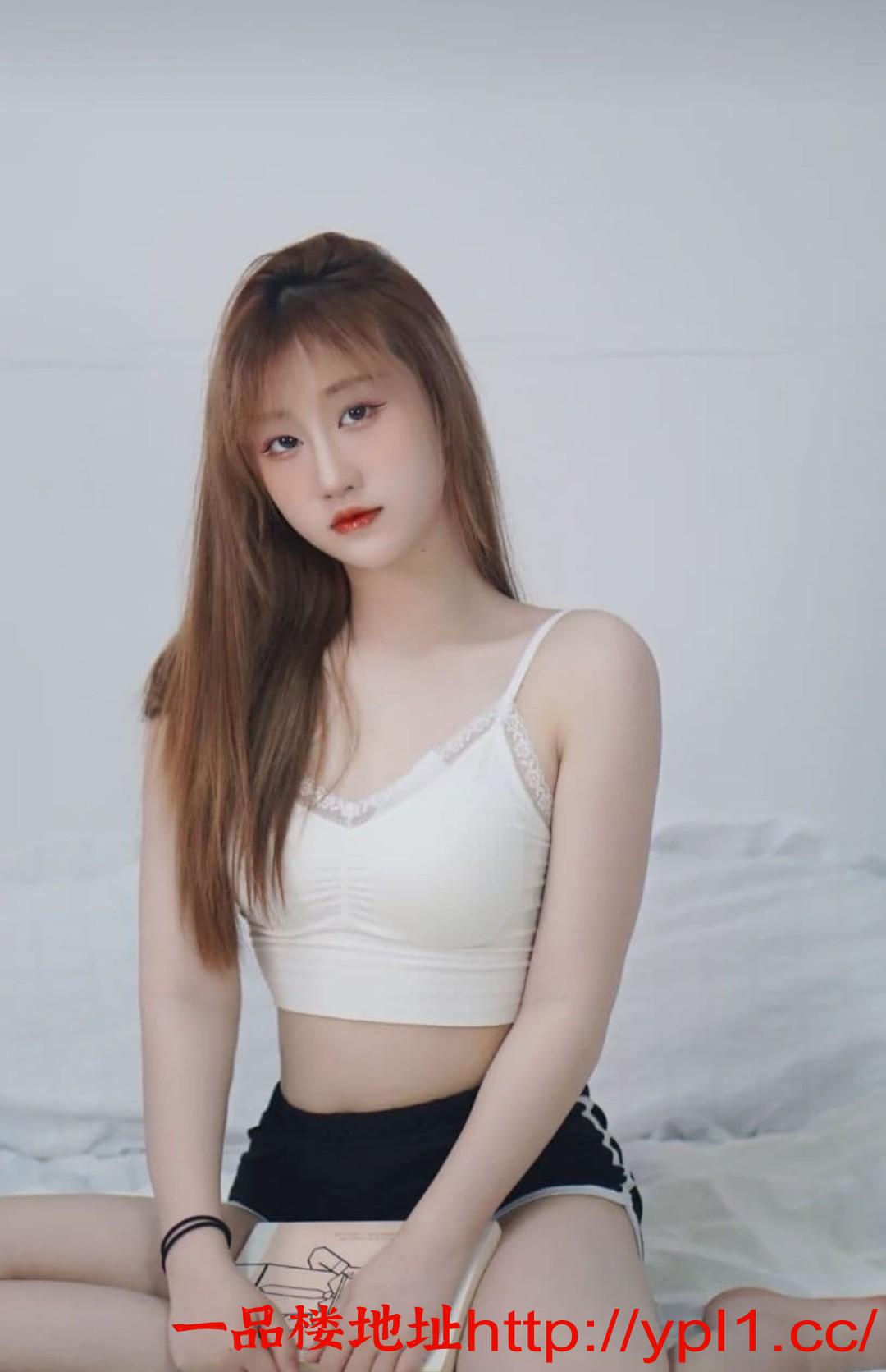 宁德市极品豪乳学生妹初次下海带工作室