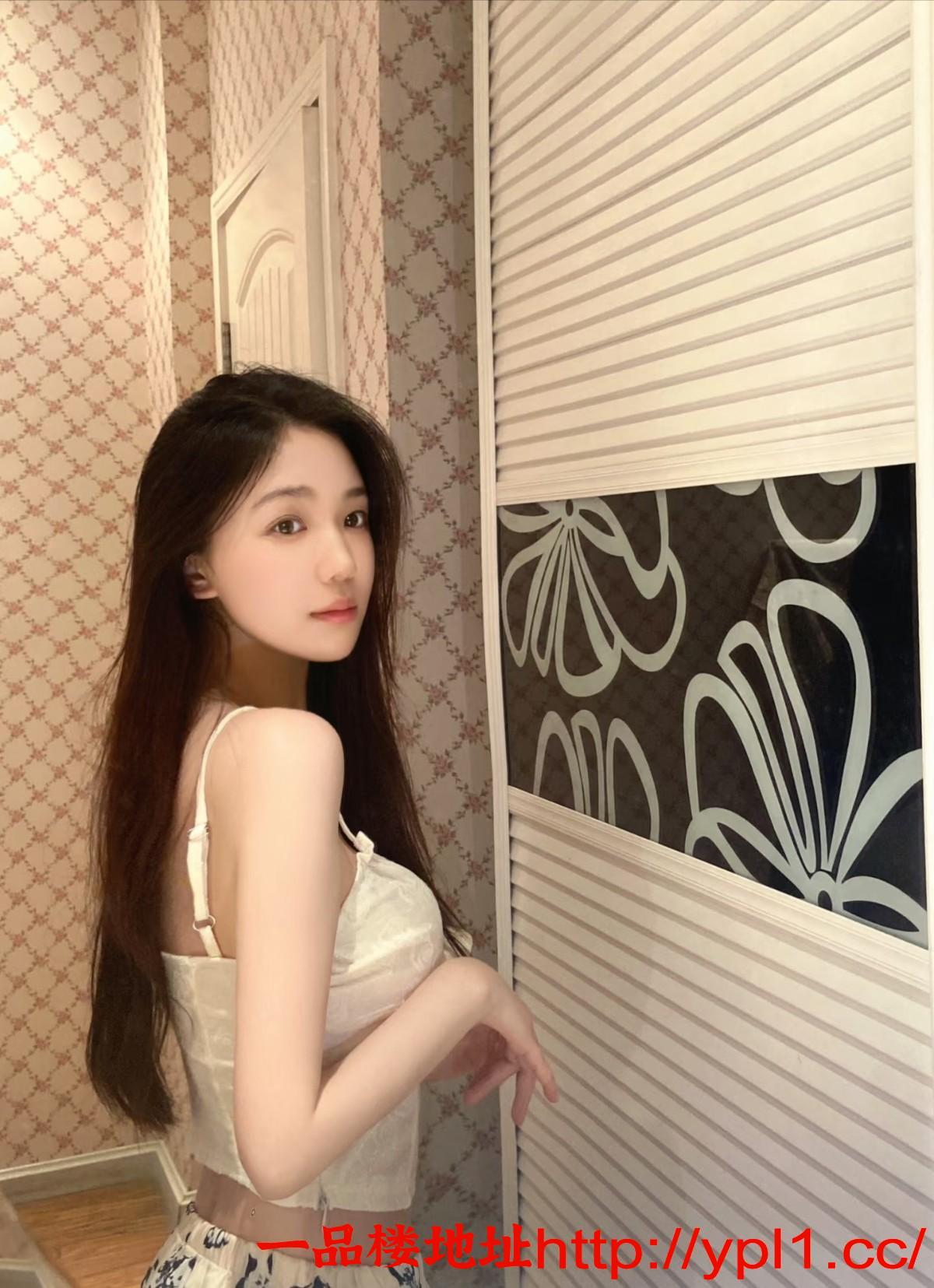 乌鲁05年在校极品嫩妹多汁白虎，自带公寓可上门