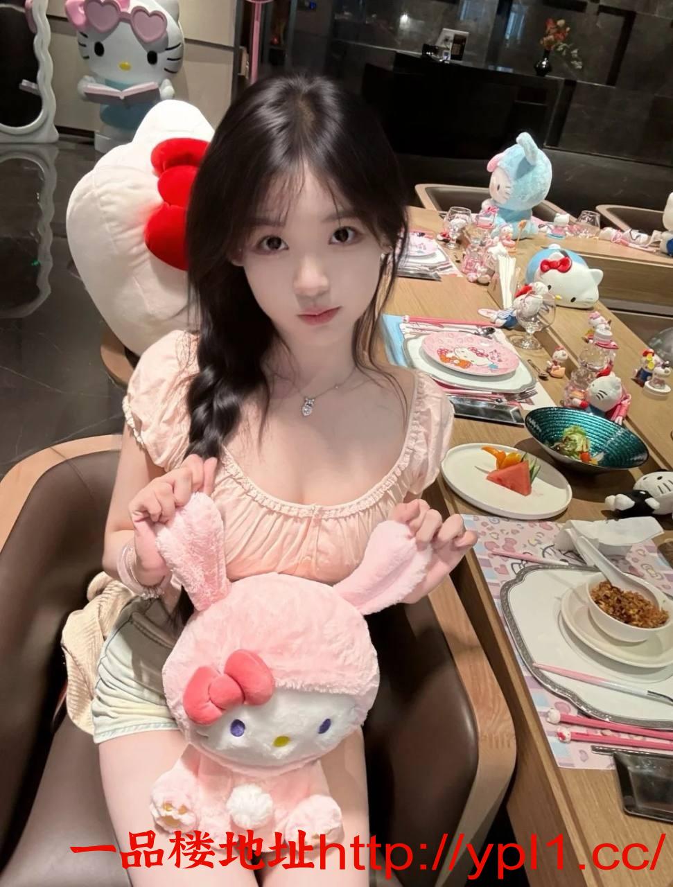 分享温州05后在校生白虎嫩穴粉嫩水光激滟刚下海不久