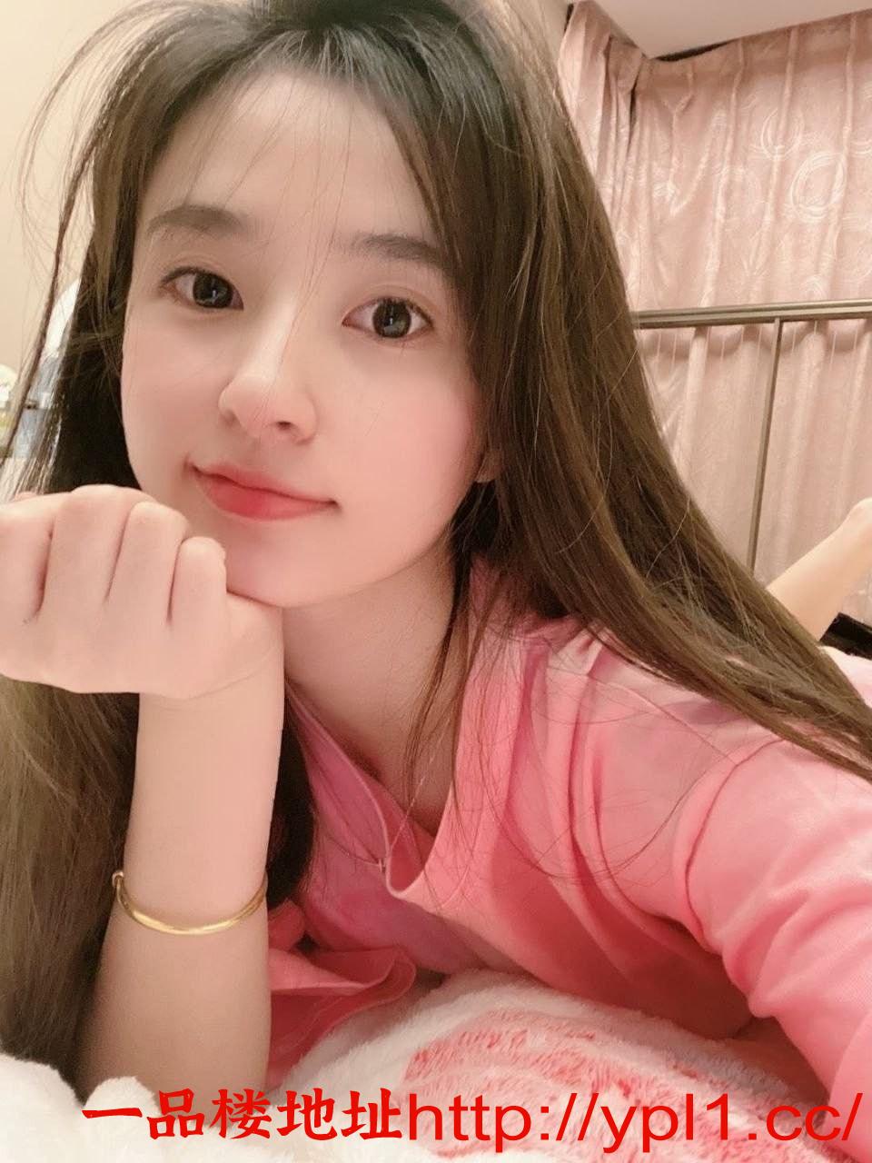 分享一位天津美女紧致诱人的白虎穴，一对圆润饱满的美乳