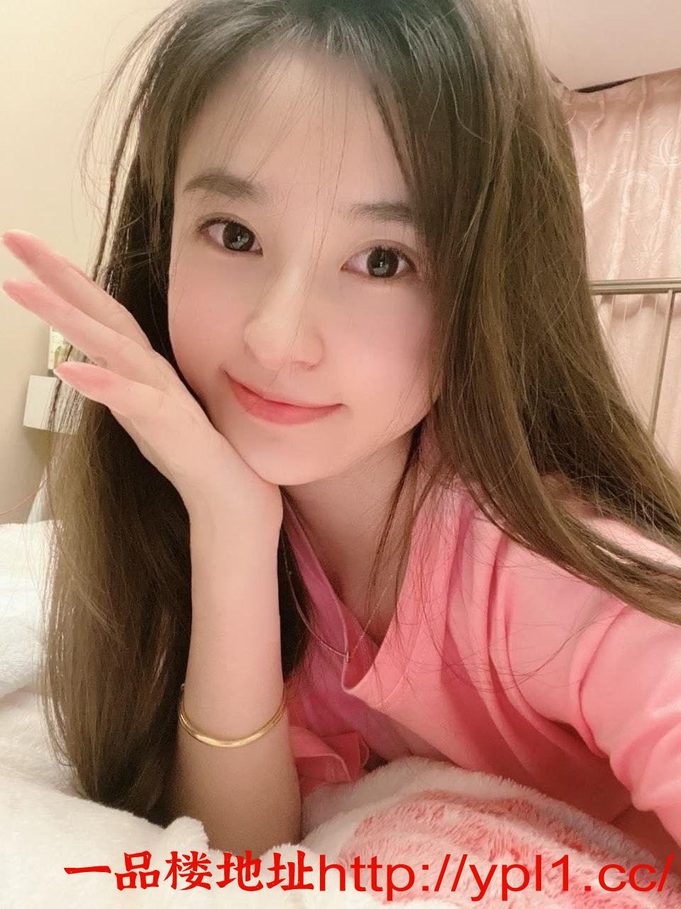 分享一位天津美女紧致诱人的白虎穴，一对圆润饱满的美乳