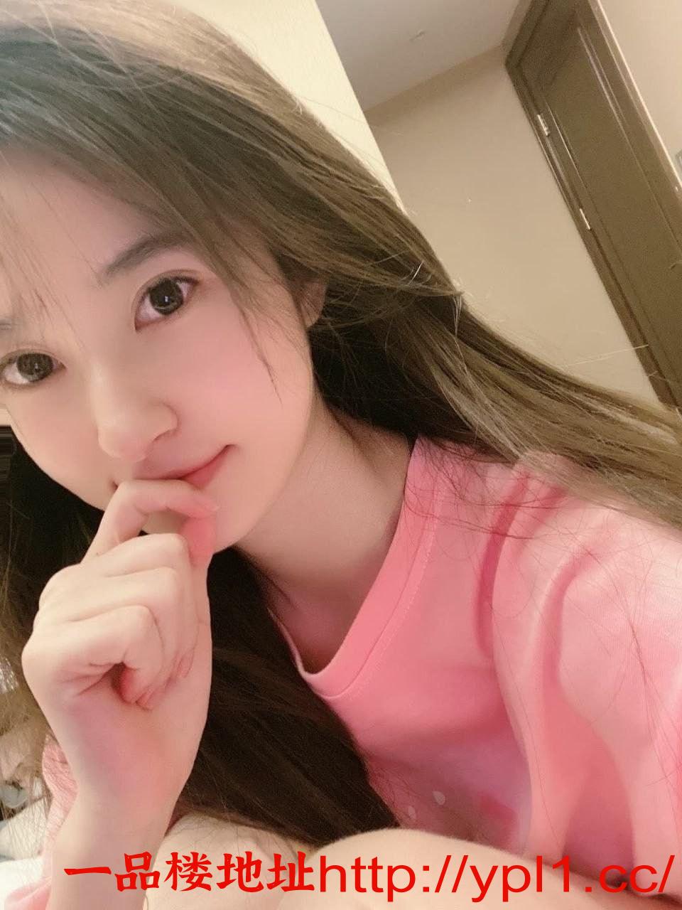 分享一位重庆美女紧致诱人的白虎穴，一对圆润饱满的美乳