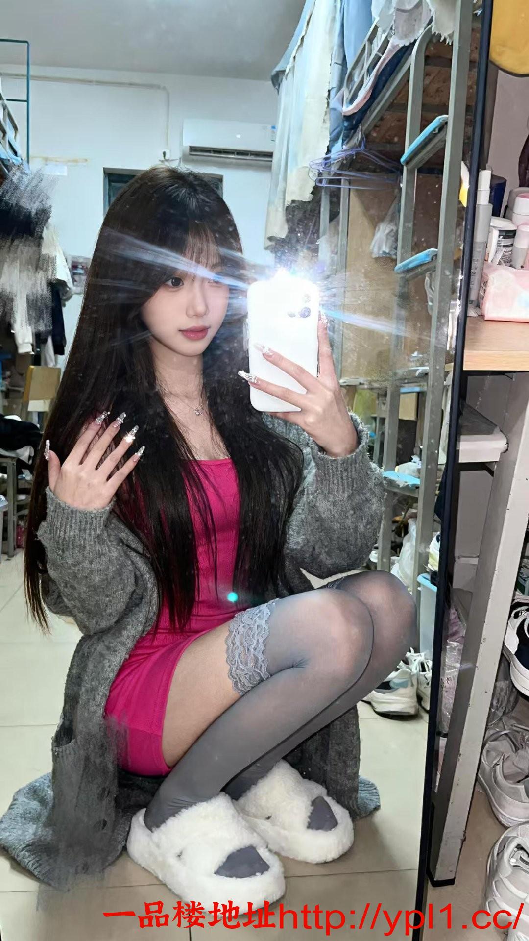 上海在校学生妹兼职下海，巨乳外露，小粉鲍逼紧多汁可口后入天花板，爽！