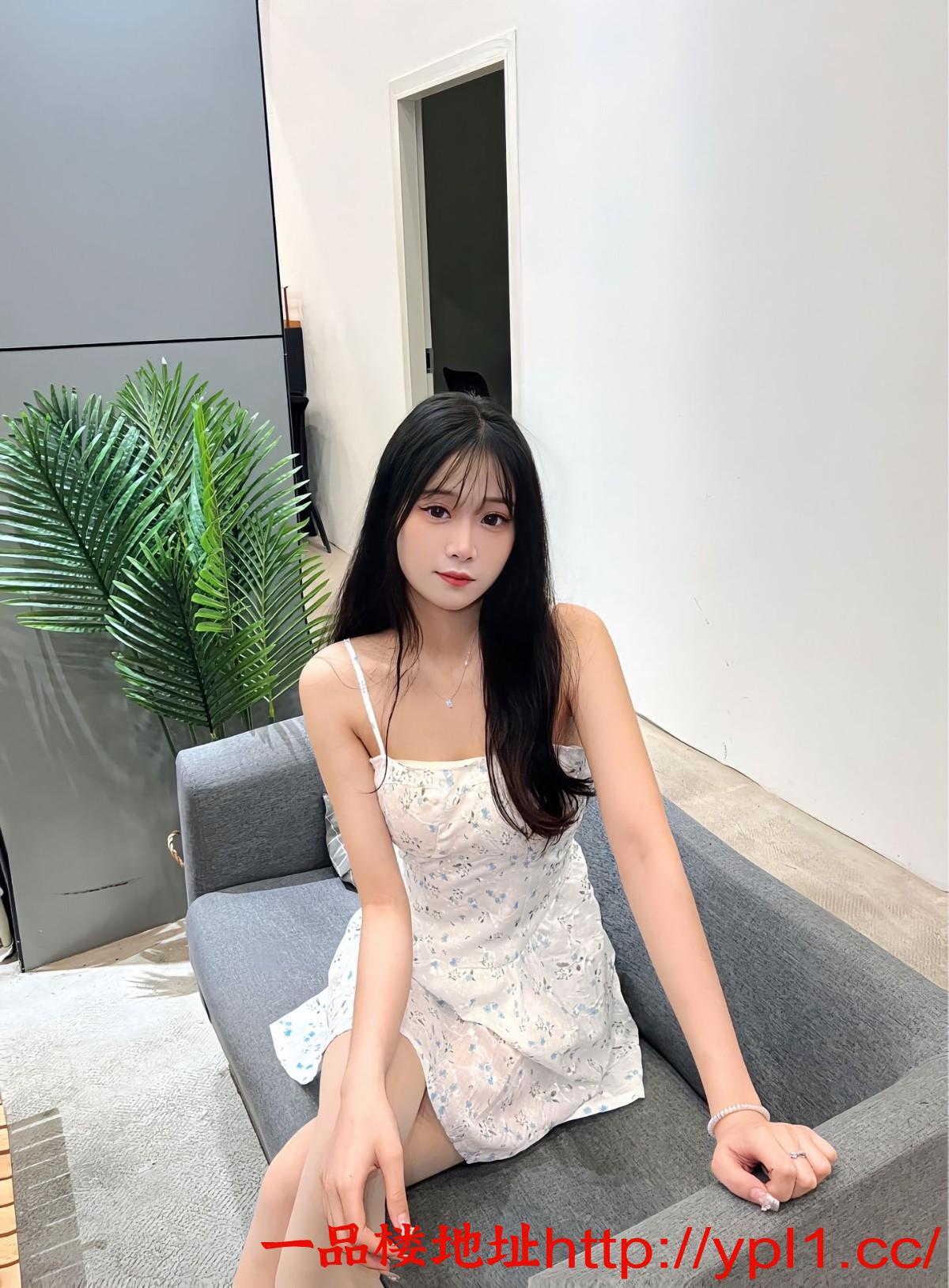 极品高颜值美女，下体一线天黑森林极品嫩穴