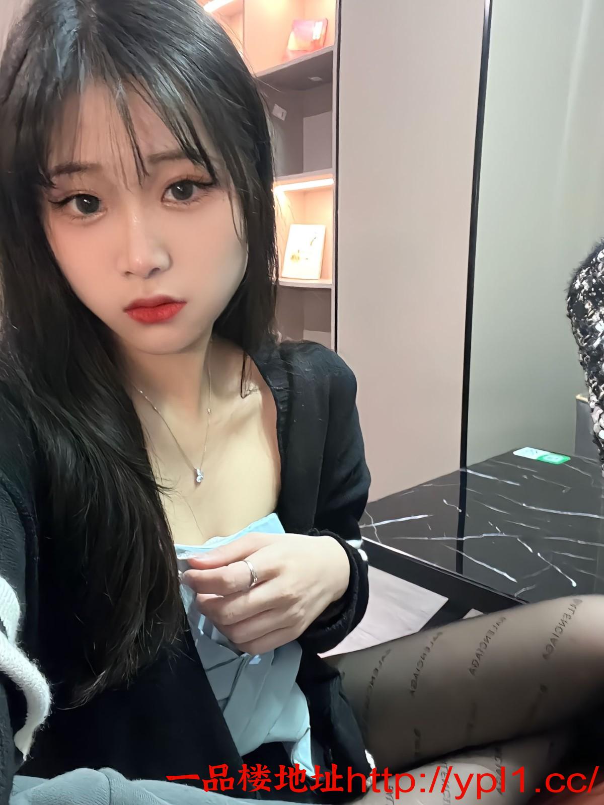 极品高颜值美女，下体一线天黑森林极品嫩穴