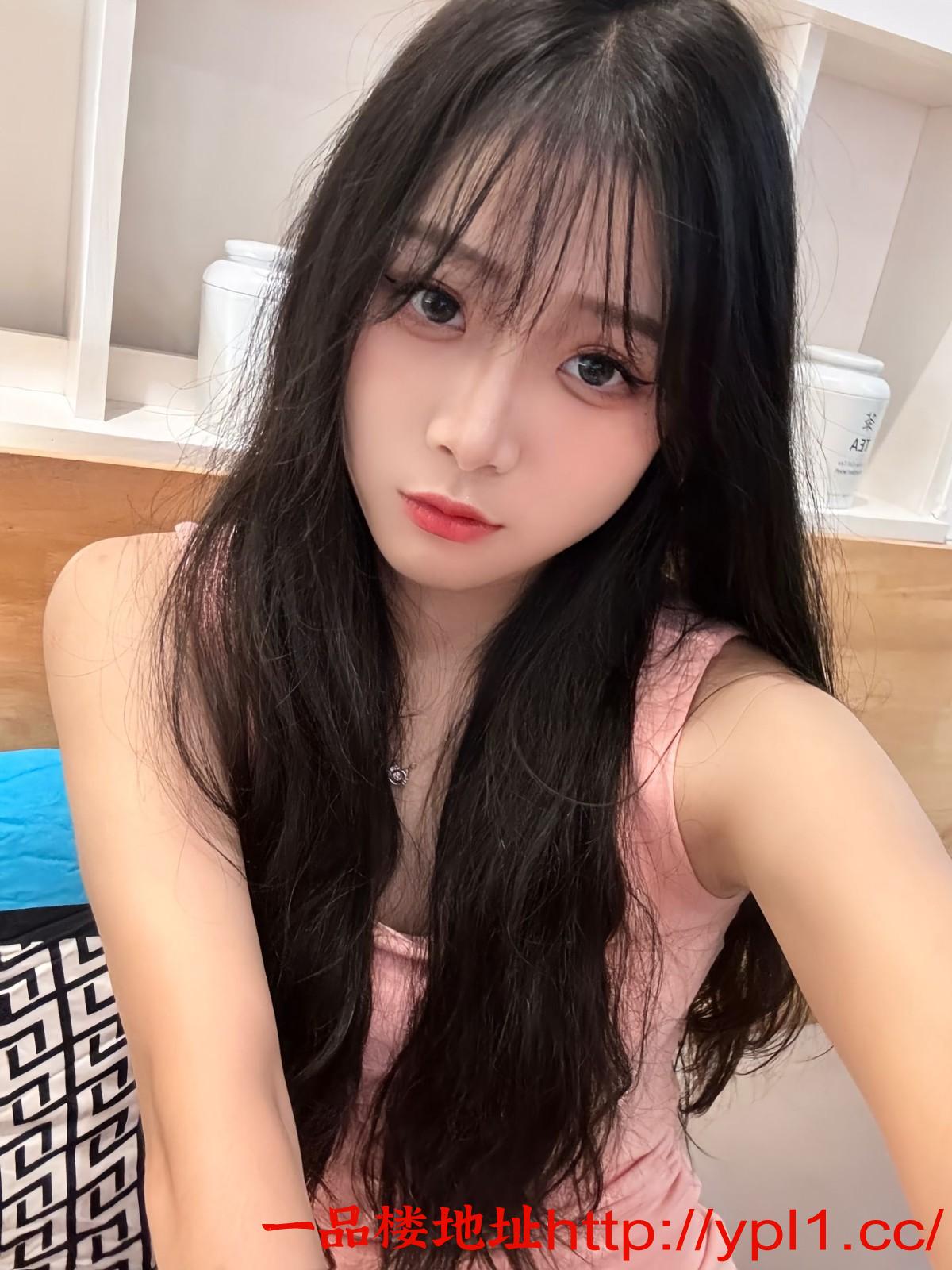 极品高颜值美女，下体一线天黑森林极品嫩穴