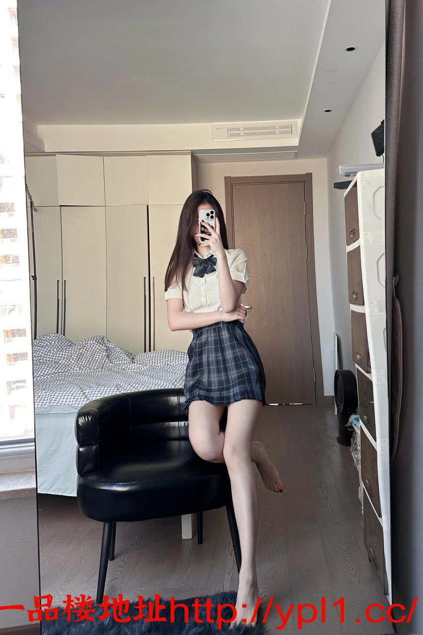 烟台市制服温柔小妹妹，下面粉嫩鲍鱼一线天，