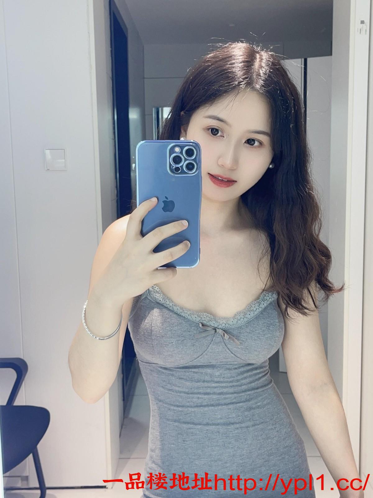 蜜臀诱人风骚大奶骚货